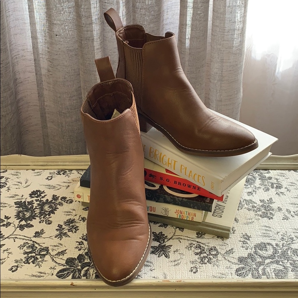 American Eagle Outfitter Cognac Chelsea Boot